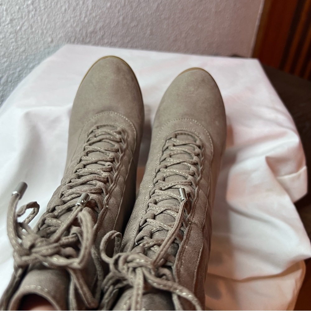 Carlos Santana faux  suede boots - Picture 5 of 6